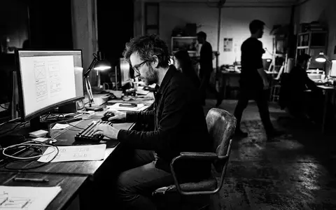 Schwarzweiss-Reportage mit Computermaus zum Thema Logitech MX Master 3S, ISIN CH0025751329, hoher Kontrast - Foto: THN