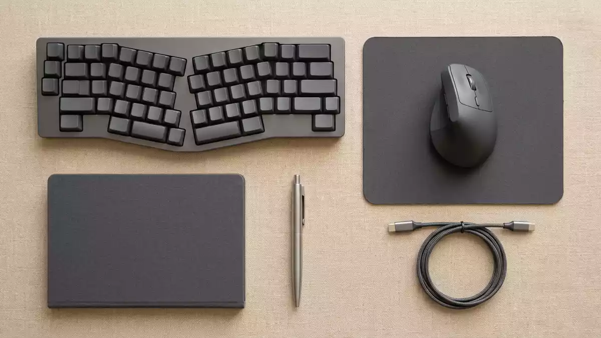 Flatlay-Arrangement rund um Computermaus mit passenden Requisiten von oben, neutral