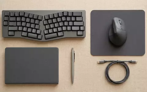 Flatlay-Arrangement rund um Computermaus zum Thema Logitech MX Master 3S, ISIN CH0025751329, weiches Oberlicht - Foto: THN