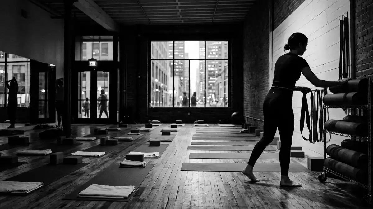 Schwarzweiss-Reportagebild mit Sportleggings in dokumentarischer Arbeitsumgebung