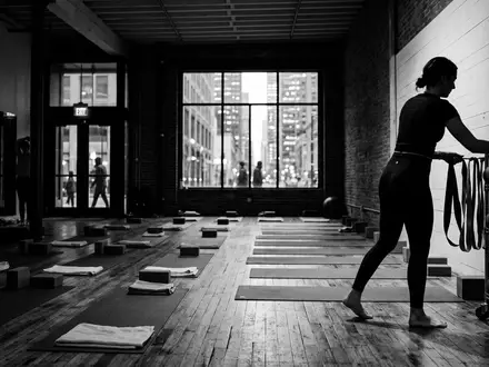 Schwarzweiss-Reportage mit Sportleggings zum Thema Lululemon Align Leggings, ISIN US5500211090, hoher Kontrast - Foto: THN