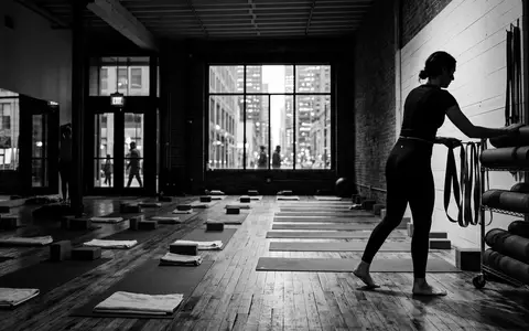 Schwarzweiss-Reportage mit Sportleggings zum Thema Lululemon Align Leggings, ISIN US5500211090, hoher Kontrast - Foto: THN