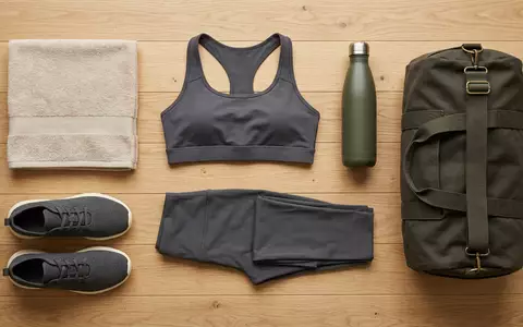Flatlay-Arrangement rund um Sportleggings zum Thema Lululemon Align Leggings, ISIN US5500211090, weiches Oberlicht - Foto: THN