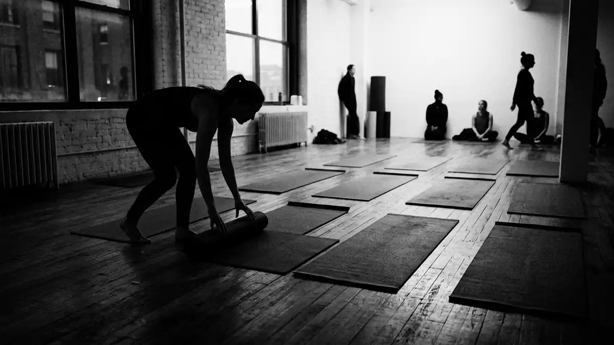 Schwarzweiss-Reportagebild mit Yogamatte in dokumentarischer Arbeitsumgebung, neutral