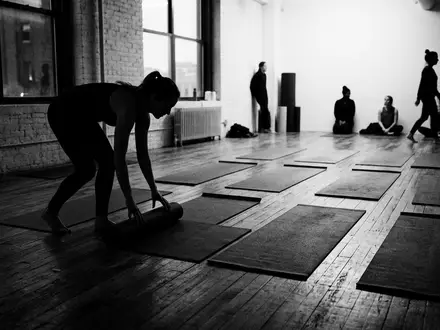 Schwarzweiss-Reportage mit Yogamatte zum Thema Lululemon Matte, ISIN US5356781077, hoher Kontrast, sachlich dargestellt - Foto: THN