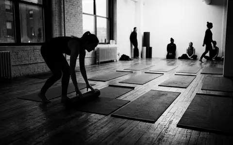 Schwarzweiss-Reportage mit Yogamatte zum Thema Lululemon Matte, ISIN US5356781077, hoher Kontrast, sachlich dargestellt - Foto: THN