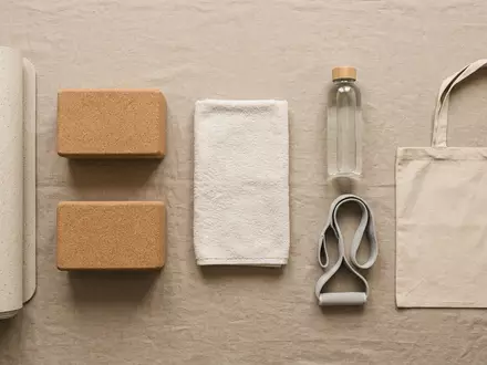 Flatlay-Arrangement rund um Yogamatte zum Thema Lululemon Matte, ISIN US5356781077, weiches Oberlicht - Foto: THN