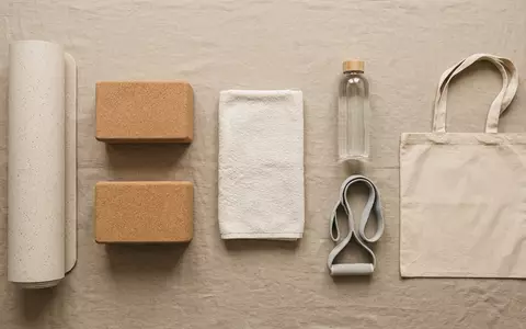Flatlay-Arrangement rund um Yogamatte zum Thema Lululemon Matte, ISIN US5356781077, weiches Oberlicht - Foto: THN