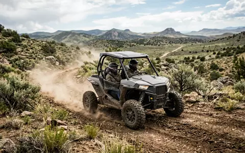 Fotorealistische Aufnahme von Geländebuggy im Gelände zum Thema Polaris RZR, ISIN US7310681025, natuerliches Licht - Foto: THN
