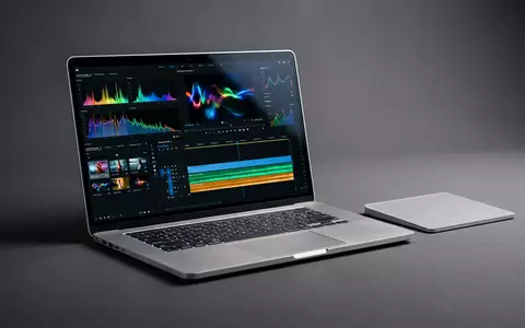 Fotorealistische Studioaufnahme von Streaming-Laptop zum Thema Joyn App, ISIN DE000PSM7770, klare Lichtfuehrung - Foto: THN