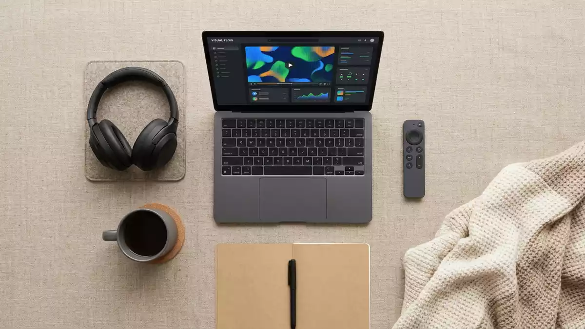 Flatlay-Arrangement rund um Streaming-Laptop mit passenden Requisiten von oben