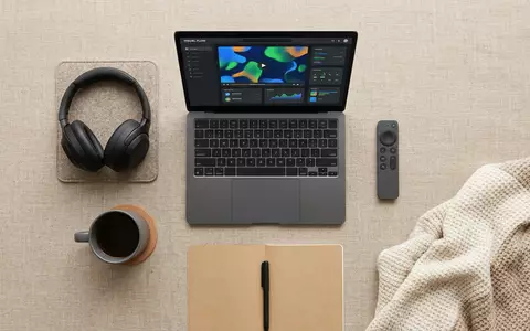 Flatlay-Arrangement rund um Streaming-Laptop zum Thema Joyn App, ISIN DE000PSM7770, weiches Oberlicht - Foto: THN