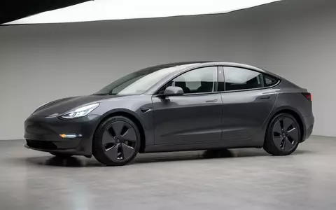 Fotorealistische Studioaufnahme von Elektrolimousine zum Thema Polestar 2, ISIN US7311052010, klare Lichtfuehrung - Foto: THN