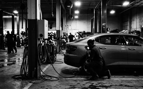 Schwarzweiss-Reportage mit Elektrolimousine zum Thema Polestar 2, ISIN US7311052010, hoher Kontrast, sachlich dargestellt - Foto: THN