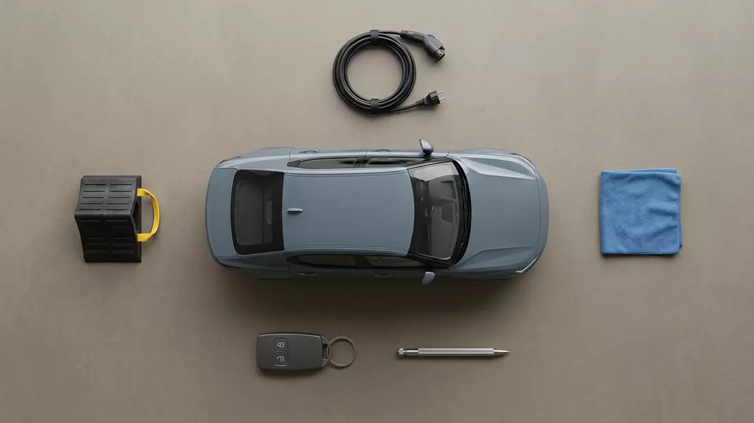 Flatlay-Arrangement rund um Elektrolimousine mit passenden Requisiten von oben