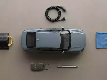 Flatlay-Arrangement rund um Elektrolimousine zum Thema Polestar 2, ISIN US7311052010, weiches Oberlicht - Foto: THN