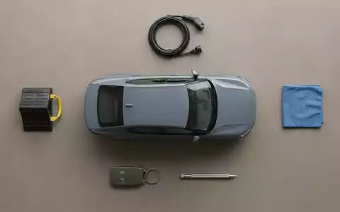 Flatlay-Arrangement rund um Elektrolimousine zum Thema Polestar 2, ISIN US7311052010, weiches Oberlicht - Foto: THN