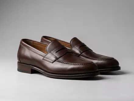 Fotorealistische Studioaufnahme von Lederloafer zum Thema Prada Loafers, ISIN HK0000096323, klare Lichtfuehrung - Foto: THN