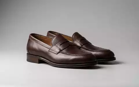Fotorealistische Studioaufnahme von Lederloafer zum Thema Prada Loafers, ISIN HK0000096323, klare Lichtfuehrung - Foto: THN