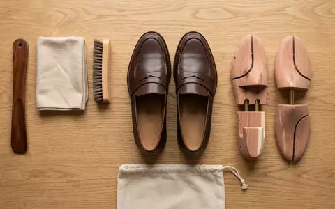 Flatlay-Arrangement rund um Lederloafer zum Thema Prada Loafers, ISIN HK0000096323, weiches Oberlicht - Foto: THN