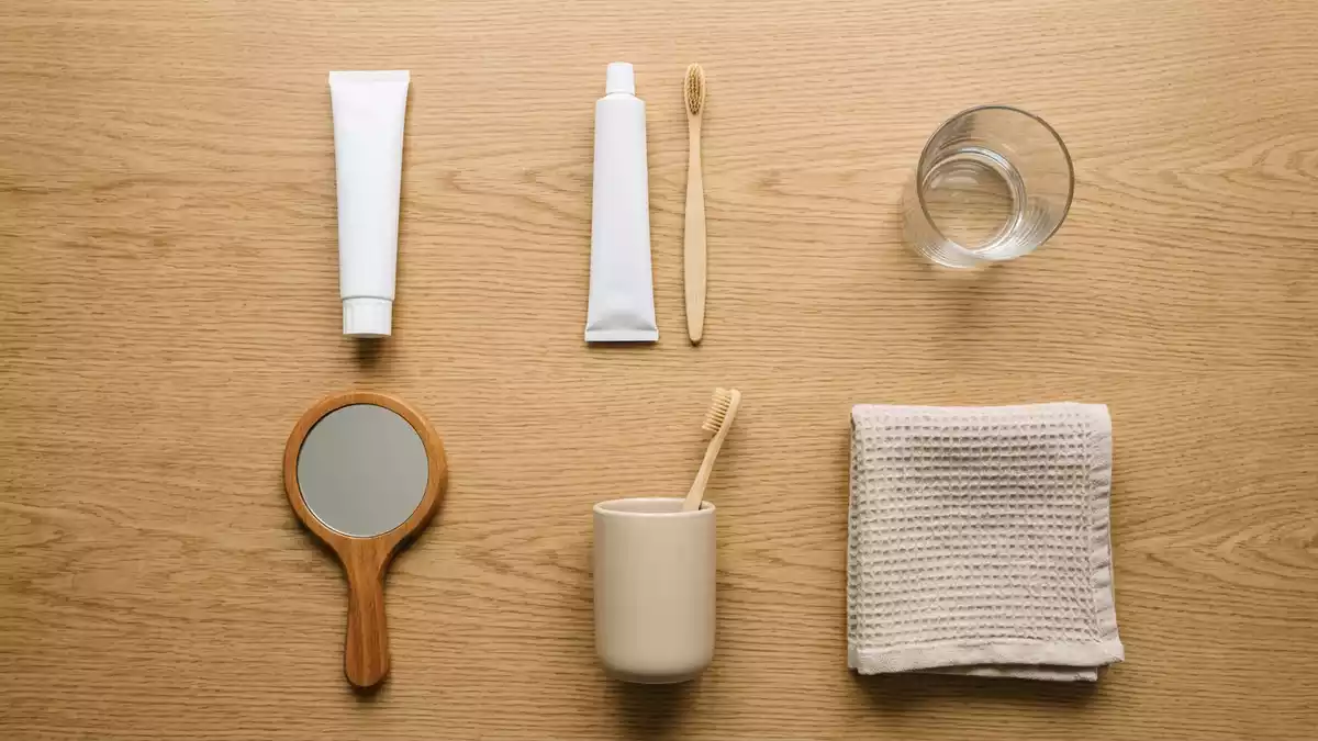 Flatlay-Arrangement rund um Zahnpastatube mit passenden Requisiten von oben, neutral