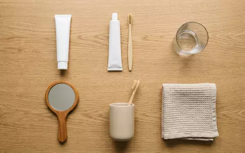 Flatlay-Arrangement rund um Zahnpastatube zum Thema Blend-a-med Zahnpasta, ISIN US7427181091, weiches Oberlicht - Foto: THN