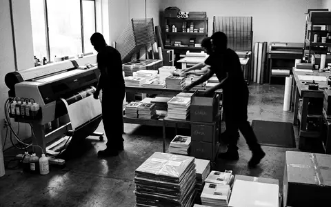 Schwarzweiss-Reportage mit Tintentankdrucker zum Thema Epson EcoTank Drucker, ISIN JP3415000005, hoher Kontrast - Foto: THN