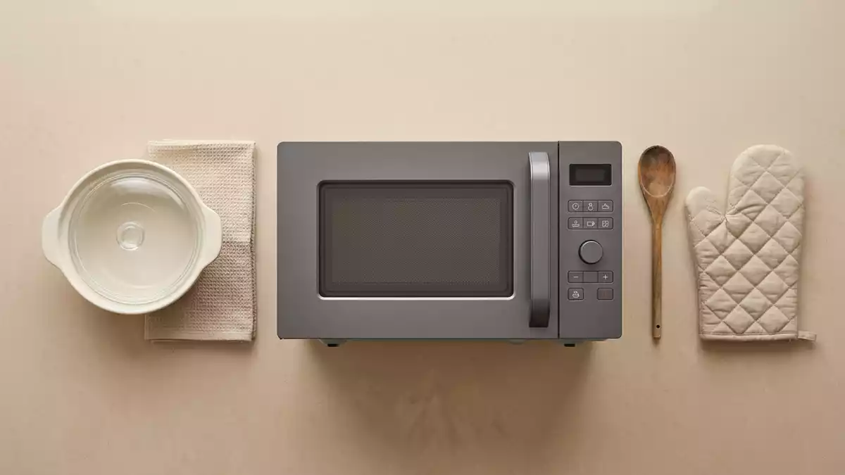 Flatlay-Arrangement rund um Mikrowelle mit passenden Requisiten von oben, neutral