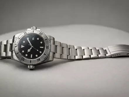 Fotorealistische Studioaufnahme von Sportarmbanduhr zum Thema Seiko 5 Sports, ISIN JP3414750006, klare Lichtfuehrung - Foto: THN