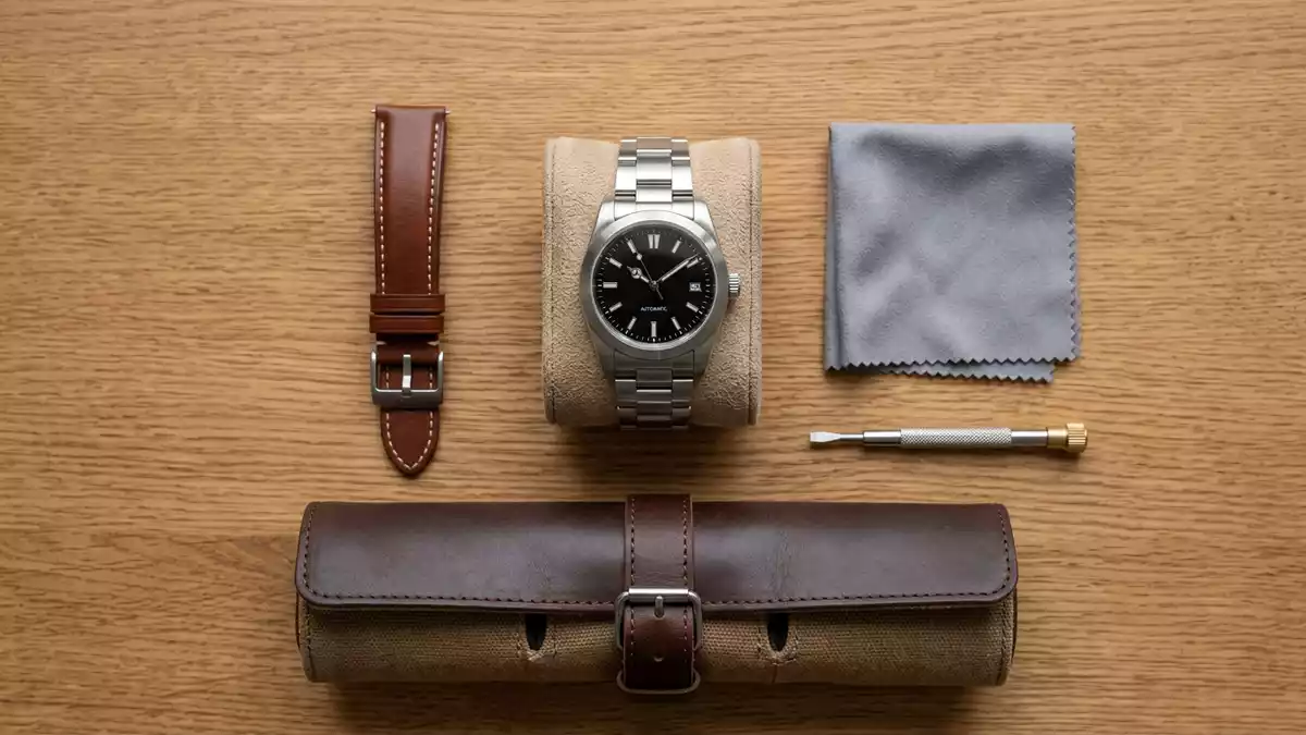 Flatlay-Arrangement rund um Sportarmbanduhr mit passenden Requisiten von oben, neutral