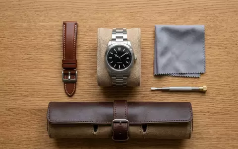 Flatlay-Arrangement rund um Sportarmbanduhr zum Thema Seiko 5 Sports, ISIN JP3414750006, weiches Oberlicht - Foto: THN