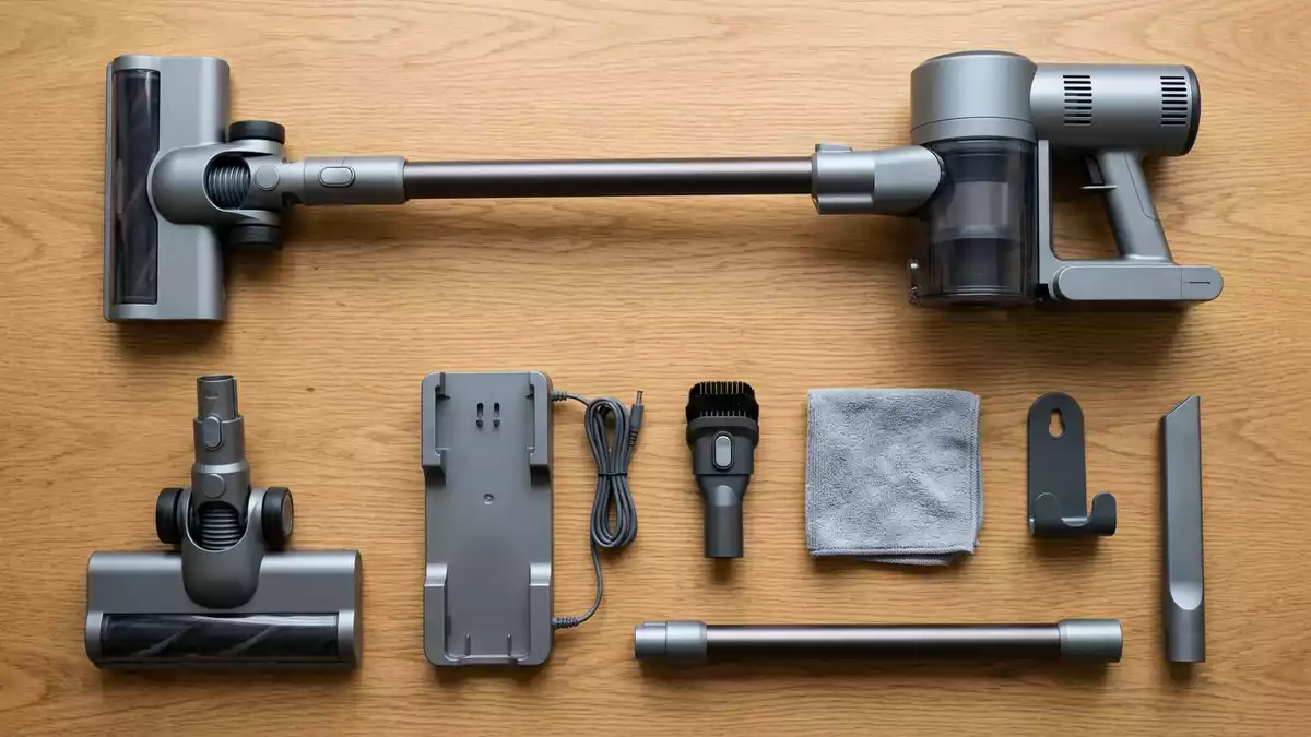 Flatlay-Arrangement rund um Akku-Staubsauger mit passenden Requisiten von oben