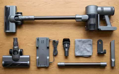 Flatlay-Arrangement rund um Akku-Staubsauger zum Thema Shark Staubsauger, ISIN US8204111005, weiches Oberlicht - Foto: THN