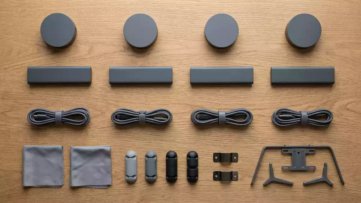 Flatlay-Arrangement rund um Streaming-Adapter mit passenden Requisiten von oben