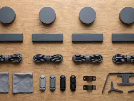 Flatlay-Arrangement rund um Streaming-Adapter zum Thema Roku Streaming Stick, ISIN US77543R1023, weiches Oberlicht - Foto: THN