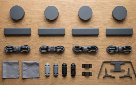 Flatlay-Arrangement rund um Streaming-Adapter zum Thema Roku Streaming Stick, ISIN US77543R1023, weiches Oberlicht - Foto: THN