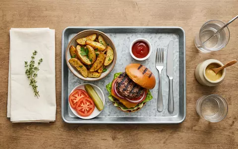 Flatlay-Arrangement rund um Hamburger zum Thema Burger King Whopper, ISIN CA76131D1033, weiches Oberlicht - Foto: THN