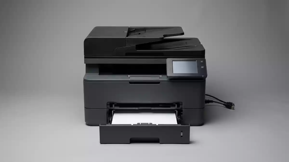 Fotorealistische Studioansicht von Bürodrucker in neutraler Produktdarstellung