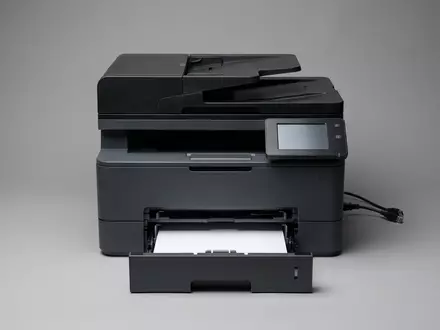 Fotorealistische Studioaufnahme von Bürodrucker zum Thema Ricoh Drucker, ISIN JP3973400009, klare Lichtfuehrung - Foto: THN