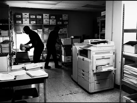 Schwarzweiss-Reportage mit Bürodrucker zum Thema Ricoh Drucker, ISIN JP3973400009, hoher Kontrast, sachlich dargestellt - Foto: THN