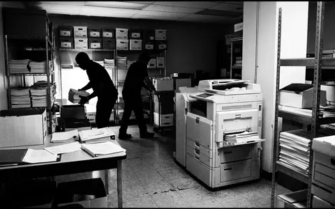 Schwarzweiss-Reportage mit Bürodrucker zum Thema Ricoh Drucker, ISIN JP3973400009, hoher Kontrast, sachlich dargestellt - Foto: THN