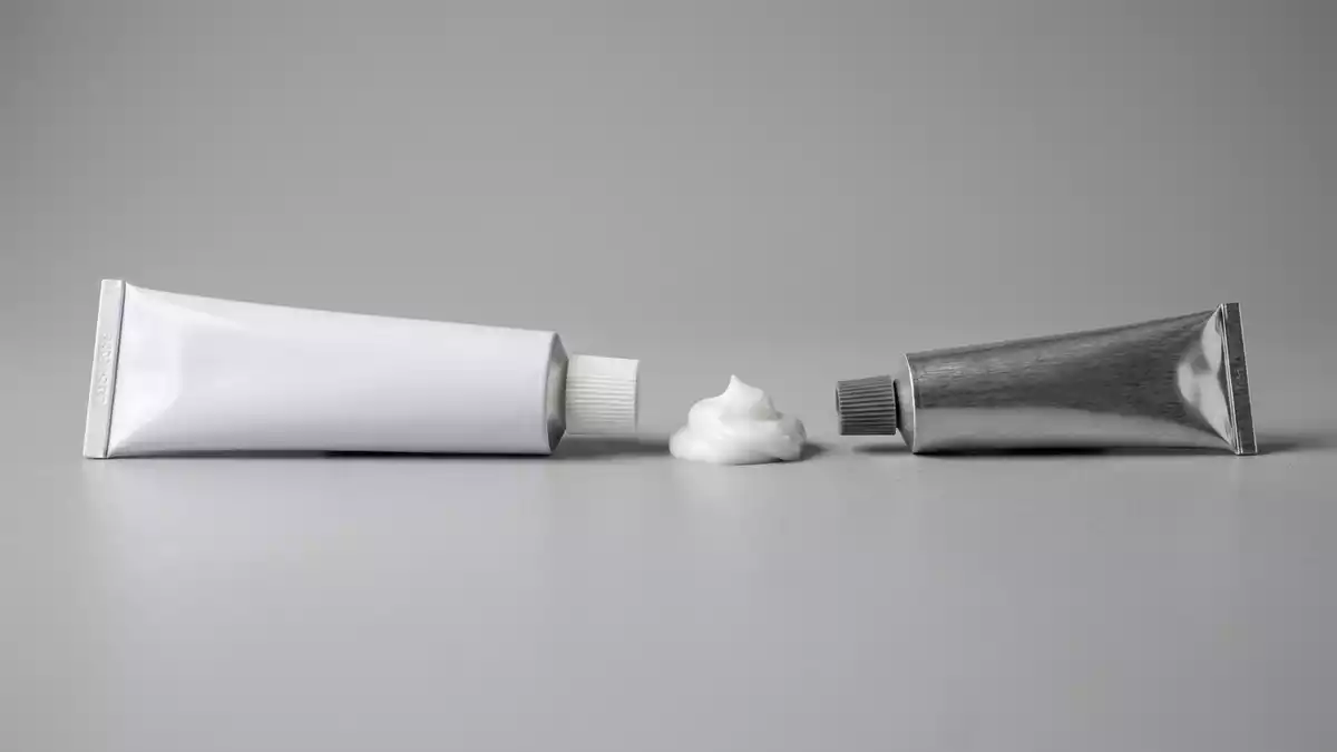Fotorealistische Studioansicht von Hautsalbe in neutraler Produktdarstellung, neutral
