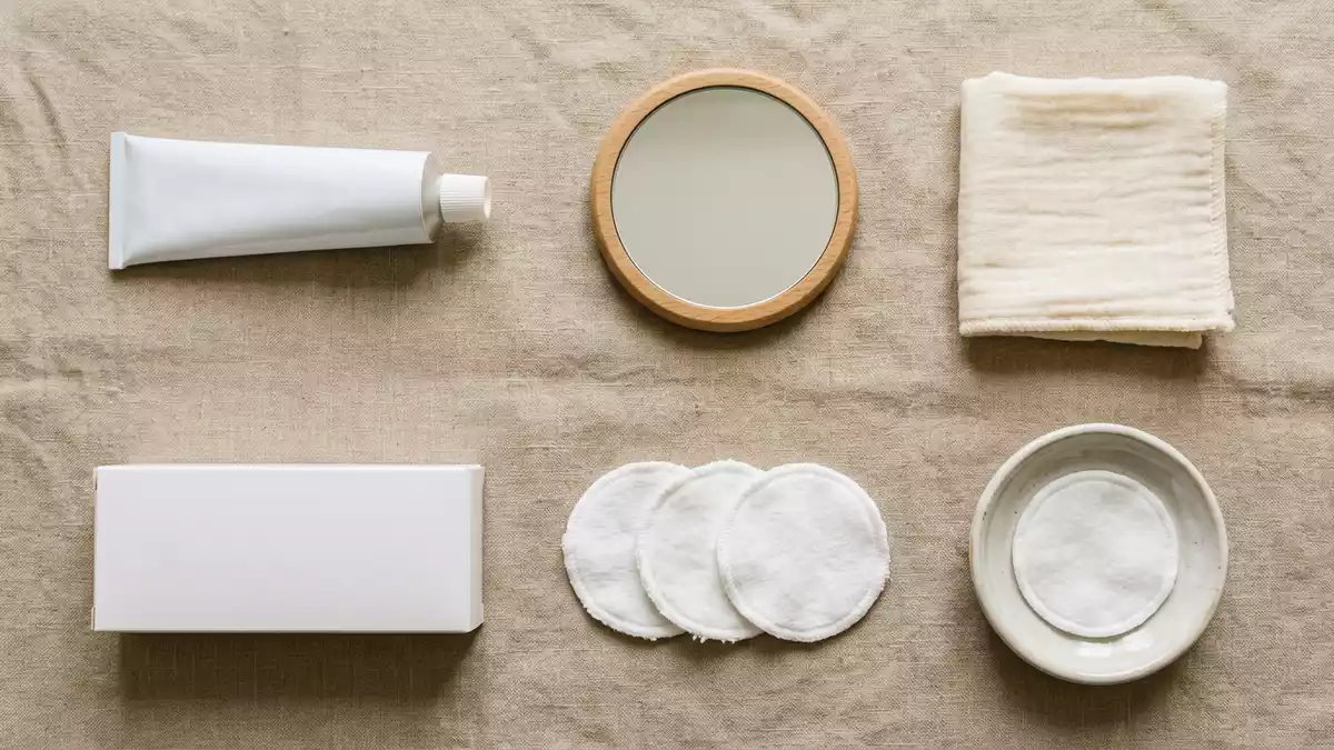 Flatlay-Arrangement rund um Hautsalbe mit passenden Requisiten von oben, neutral