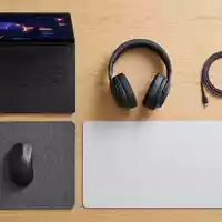 Flatlay-Arrangement rund um Virtuelle Spielwährung zum Thema Roblox Robux, ISIN US7710491033, weiches Oberlicht - Foto: THN