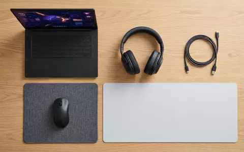 Flatlay-Arrangement rund um Virtuelle Spielwährung zum Thema Roblox Robux, ISIN US7710491033, weiches Oberlicht - Foto: THN