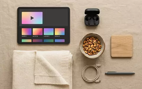 Flatlay-Arrangement rund um Streaming-App zum Thema RTL+ Abo, ISIN LU0061462528, weiches Oberlicht - Foto: THN