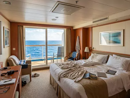 Fotorealistische Aufnahme von Kreuzfahrtkabine auf See zum Thema Royal Caribbean Kreuzfahrt, ISIN LR0008862868, natuerliches Licht - Foto: THN