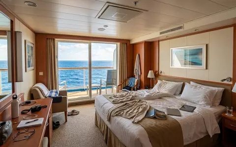 Fotorealistische Aufnahme von Kreuzfahrtkabine auf See zum Thema Royal Caribbean Kreuzfahrt, ISIN LR0008862868, natuerliches Licht - Foto: THN