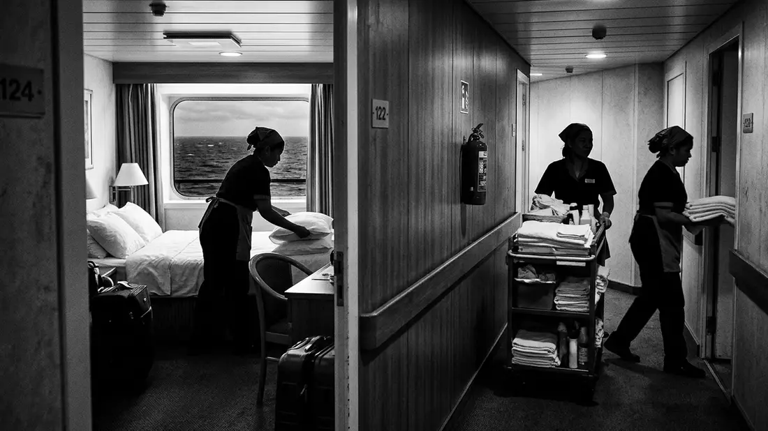 Schwarzweiss-Reportagebild mit Kreuzfahrtkabine in dokumentarischer Arbeitsumgebung