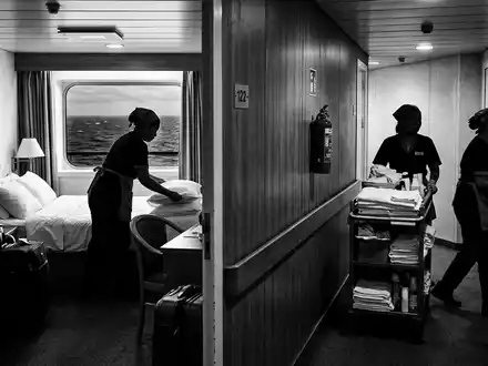 Schwarzweiss-Reportage mit Kreuzfahrtkabine zum Thema Royal Caribbean Kreuzfahrt, ISIN LR0008862868, hoher Kontrast - Foto: THN